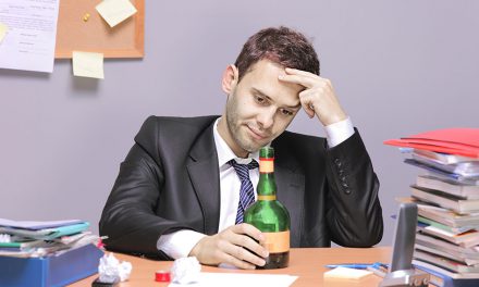 Jak alkohol a drogy ovlivňují pracovní výkon? A je vaše pracoviště opravdu střízlivé?
