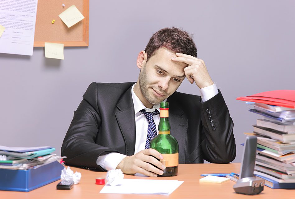 Jak alkohol a drogy ovlivňují pracovní výkon? A je vaše pracoviště opravdu střízlivé?