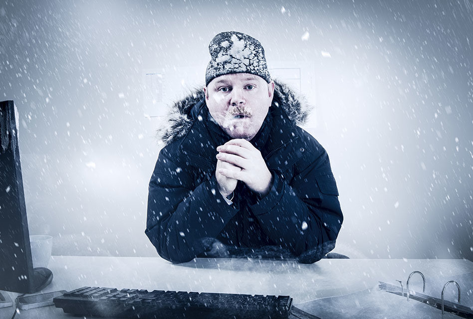 Jaká je minimální teplota na pracovišti a jak řešit, když je vám v práci zima?