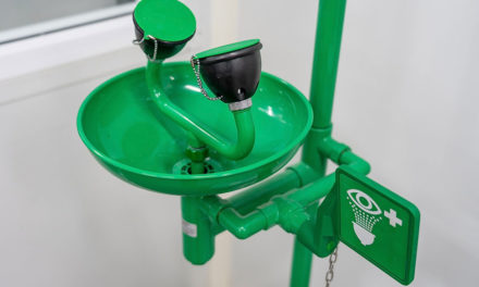 Bezpečnostní nouzové sprchy a oční vymývačky pro první pomoc při zasažení chemikálií