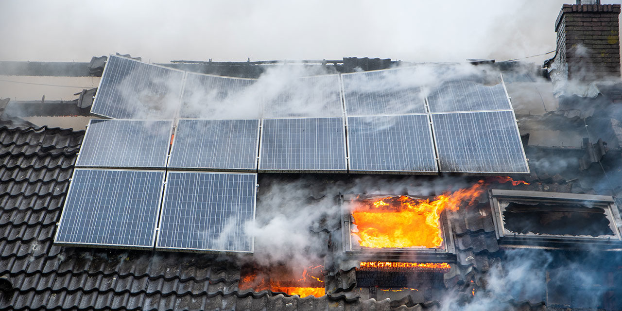 Požáry fotovoltaických elektráren a solárních panelů. Bezpečnost, rizika, statistiky a požární prevence FVE